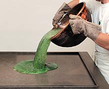 Die fl&uuml;ssige Zuckermasse wird auf ein Blech gegossen 