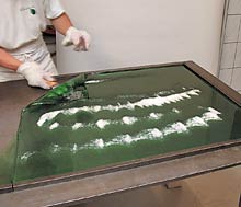 Durch Falten der Zuckermasse wird der Geschmack gleichm&auml;&szlig;ig verteilt 
