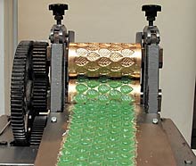 Die Walzmaschine formt Maibl&auml;tter 