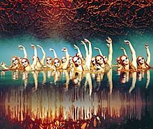 Synchronschwimmer im riesigen Wasserbecken