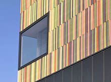 Fassade aus 36.000 bunten Keramikst&auml;ben