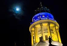 Der Deutsche Dom leuchtet mit dem Mond um die Wette