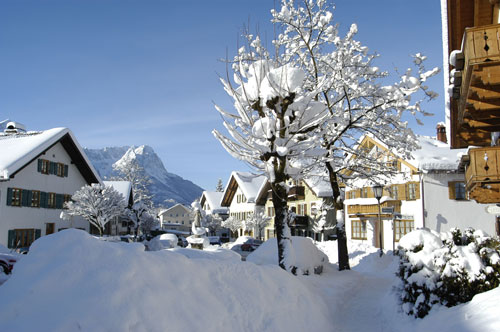 Floriansplatz in Garmisch-Partenkirchen im Winter Floriansplatz in Garmisch-Partenkirchen im Winter