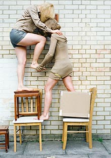 Performances und Projektpr&auml;sentationen: 15 Minutes initiert von Alexandra Grausam und Elsy Lahner / About friendship-social ladder,  2010