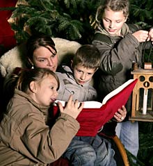 Vorleserin mit Kindern im M&auml;rchenwald