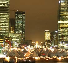 Riesiger March&eacute; de No&euml;l bei La D&eacute;fense