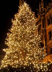 Festlich geschm&uuml;ckter Weihnachtsbaum