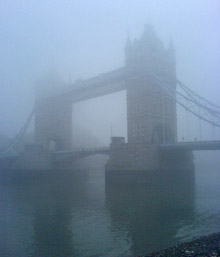 Gruseliger Nebel an der Tower Bridge