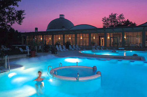 Verdiente Entspannung! Erlebnis Aussenbecken (Therme) im Abendlicht.