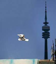 Snowboarder in Action beim Air & Style 2007 M&uuml;nchen