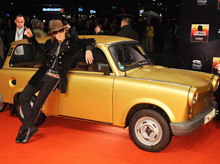 Udo Lindenberg mit goldenem Trabbi auf dem roten Teppich