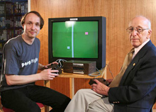 Ralph H. Baer (links) am 16. Juni 2006 zu Besuch im Computerspielemuseum, zusammen mit dem Direktor des Museums, Andreas Lange