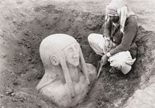 Entdeckung der monumentalen Grabfigur