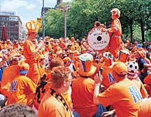 Orange ist die vorherrschende Farbe am K&ouml;niginnentag in Amsterdam