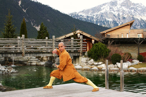 Großmeister Shi Yan Liang lehrt Qi-Gong Großmeister Shi Yan Liang lehrt Qi-Gong