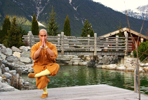 Großmeister Shi Yan Liang lehrt Qi-Gong Großmeister Shi Yan Liang lehrt Qi-Gong