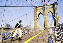 Skater auf der Brooklyn Bridge