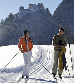 Langlaufpaar vor Burg in Reutte