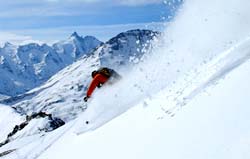 Skitour durch den Tiefschnee Skitour durch den Tiefschnee