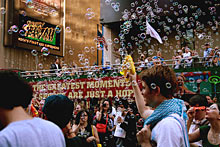 Millionen Seifenblasen beim Bubble Battle
