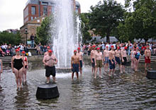 Synchronschwimmen im Springbrunnen