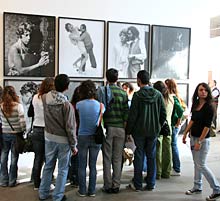 Junge Besucher der Istanbul Biennale