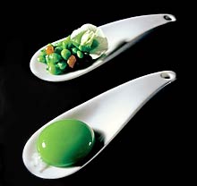 Kugelf&ouml;rmige Erbsenravioli und minziger Erbsensalat 