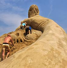 Gemeinsame Arbeit an der Riesenskulptur