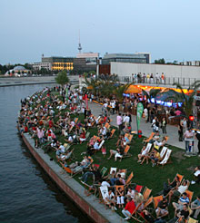 Sonnenanbeter am Capital Beach