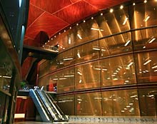 Mattgolden schimmernde Gewebefassade