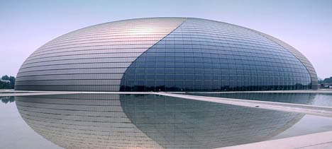 Blick auf das neue Gro&szlig;e Chinesische Nationaltheater in Peking