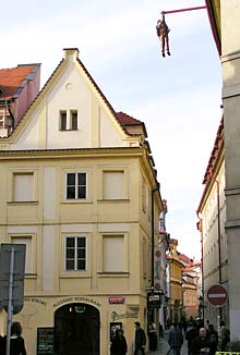 Die Skulptur h&auml;ngt hoch &uuml;ber der Stra&szlig;e