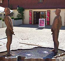 Die beiden pinkelnden M&auml;nner