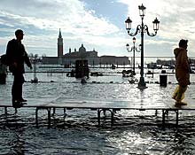 Touristen balancieren &uuml;ber schmale Stege 