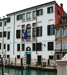 Commissario Brunettis Arbeitsplatz, die 