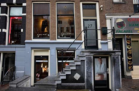 Stylische Ledertaschen zwischen Rotlicht und Falafel: Schaufenster der Marke Ignoor