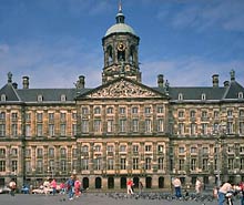 Fassade des Palastes am Dam