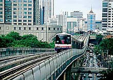 Skytrain &uuml;ber der Sukhumvit Road