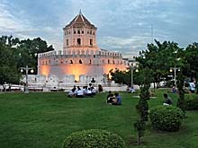 Das Fort im Santichaiprakaran Park