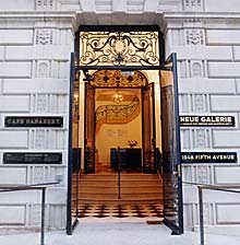 Portal dieser eher unscheinbaren Galerie