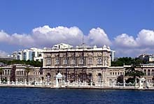 Der Palast vom Wasser aus gesehen