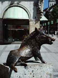 Skulptur vor dem Museum