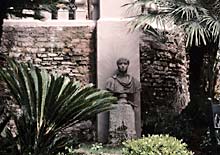 Skulptur auf der Gartenterrasse