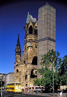 Turmruine und Neubau