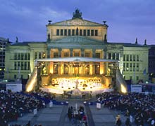 Konzerthaus am Abend