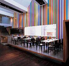 Regenbogenwand im Restaurant