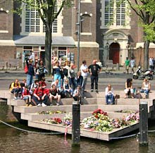 Blumen am Homomonument