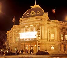 Das Volkstheater bei Nacht