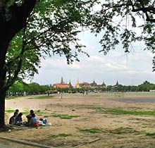 Sanam Luang mit  Wat Phra Kaeo im Hintergrund