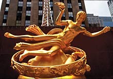 Prometheusstatue im Springbrunnen vor dem Rockefeller Center